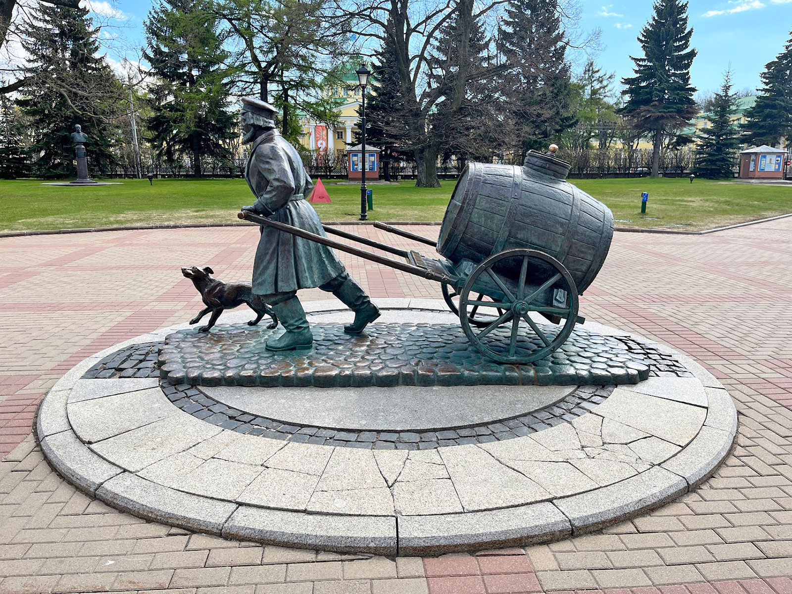Памятник питерскому водовозу музея воды в Санкт-Петербурге