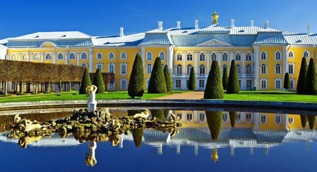 Петергофский дворец в санкт петербурге. Петергоф (дворцово-парковый ансамбль). Парковый ансамбль Петергоф. Жворцовопарковый ансамбль Петергоф. Петергоф дворцово парковый ансамбль Архитектор.