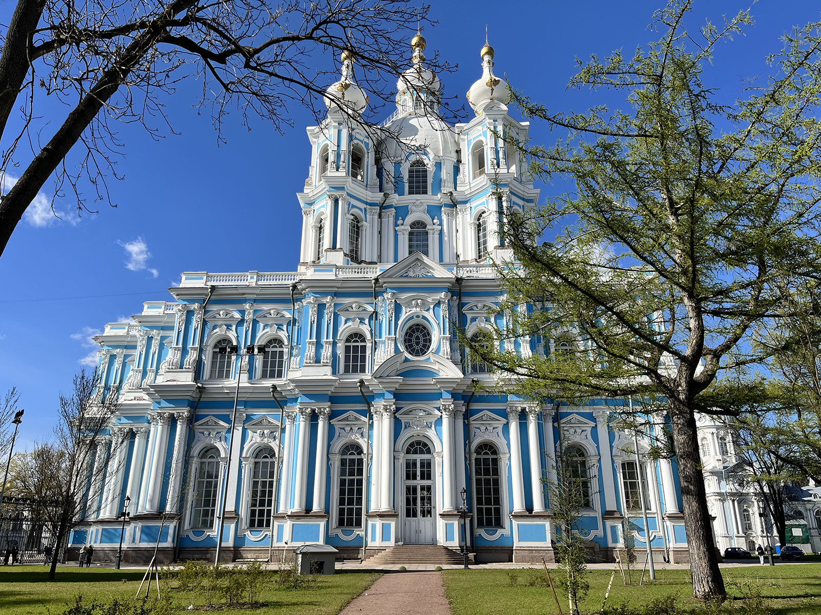 Смольный собор весной в Санкт-Петербурге