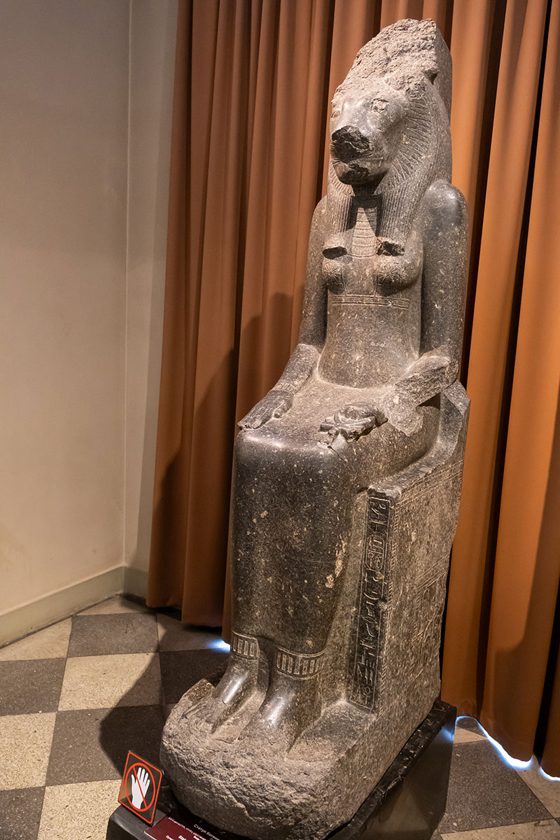 Статуя богини Мут-Сохмет в зале Древнего Египта Эрмитажа, Луксор, середина XIV в. до н. э., гранит