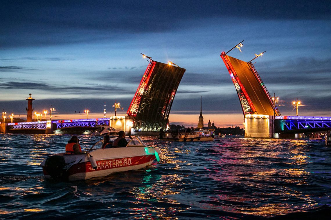 Набережные дворцового моста в Санкт Петербурге