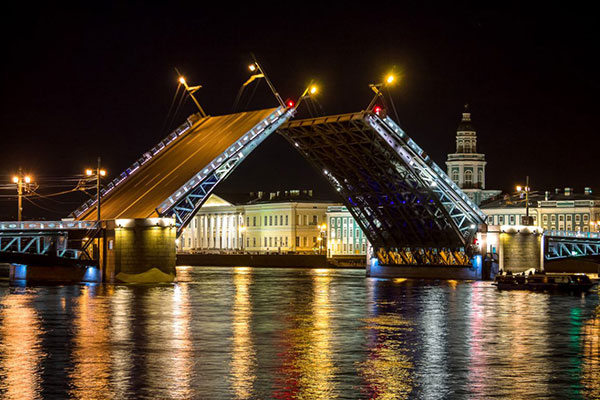 Дворцовый мост в Санкт-Петербурге