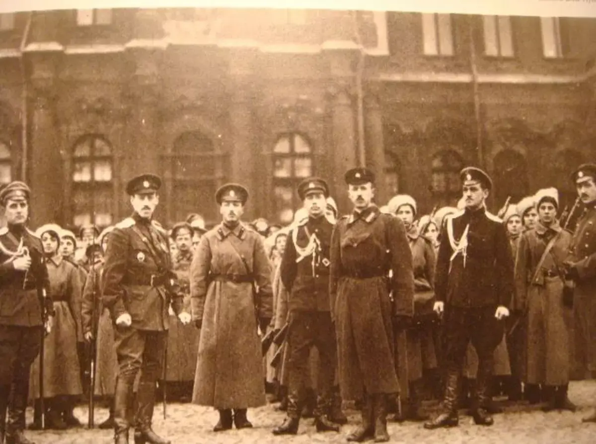 Женский батальон на защите Зимнего дворца, фотография неизвестного фотографа, 1917 г.