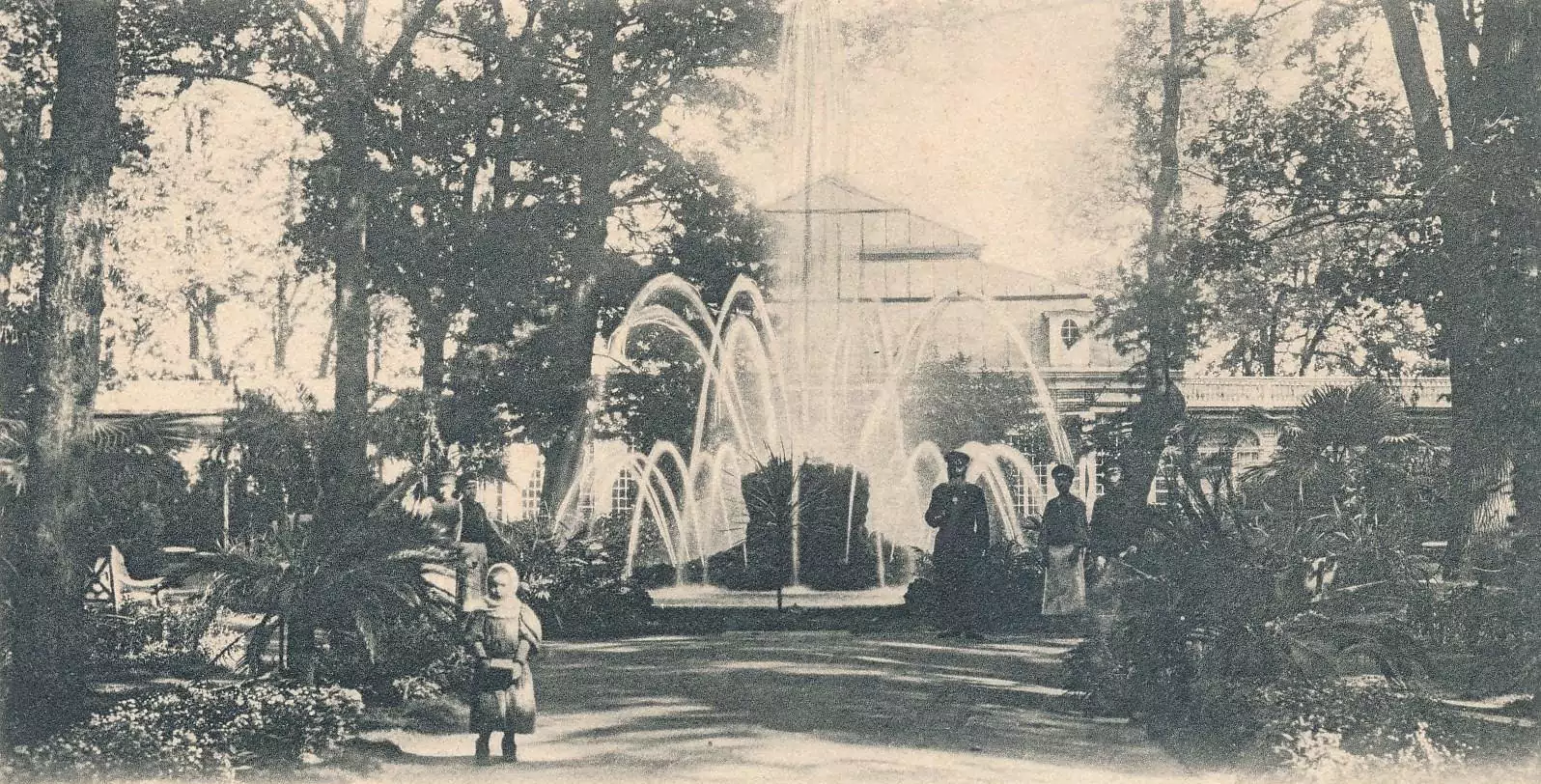 Монплезирский сад и фонтан «Сноп», фотография неизвестного автора, 1890-1900 гг.