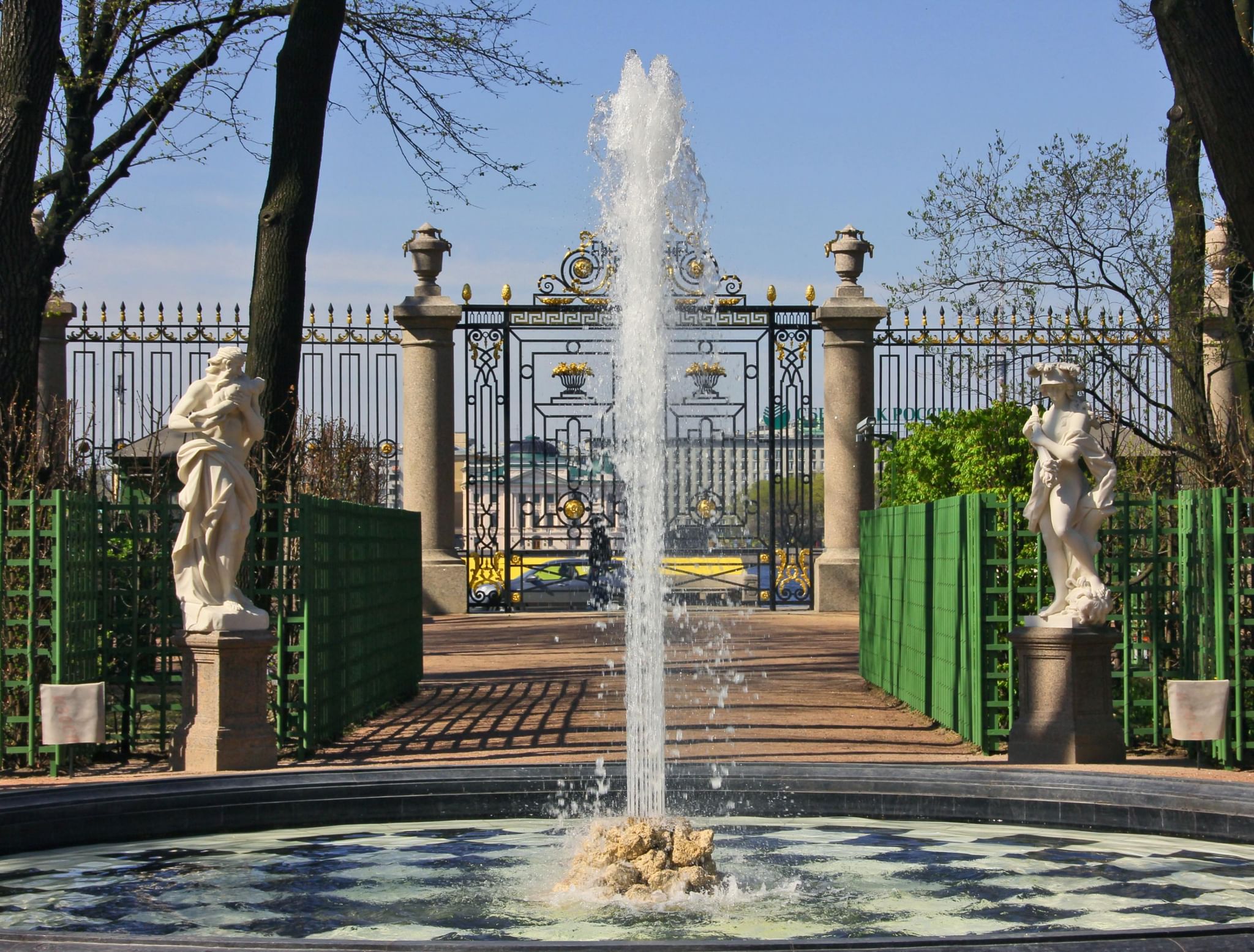 Вход в Летний сад в Санкт-Петербурге