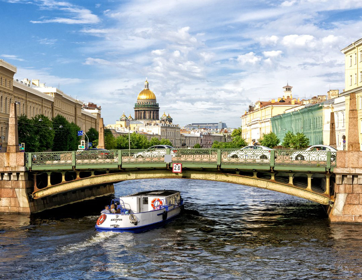 Поцелуев мост через реку Мойку в Санкт-Петербурге