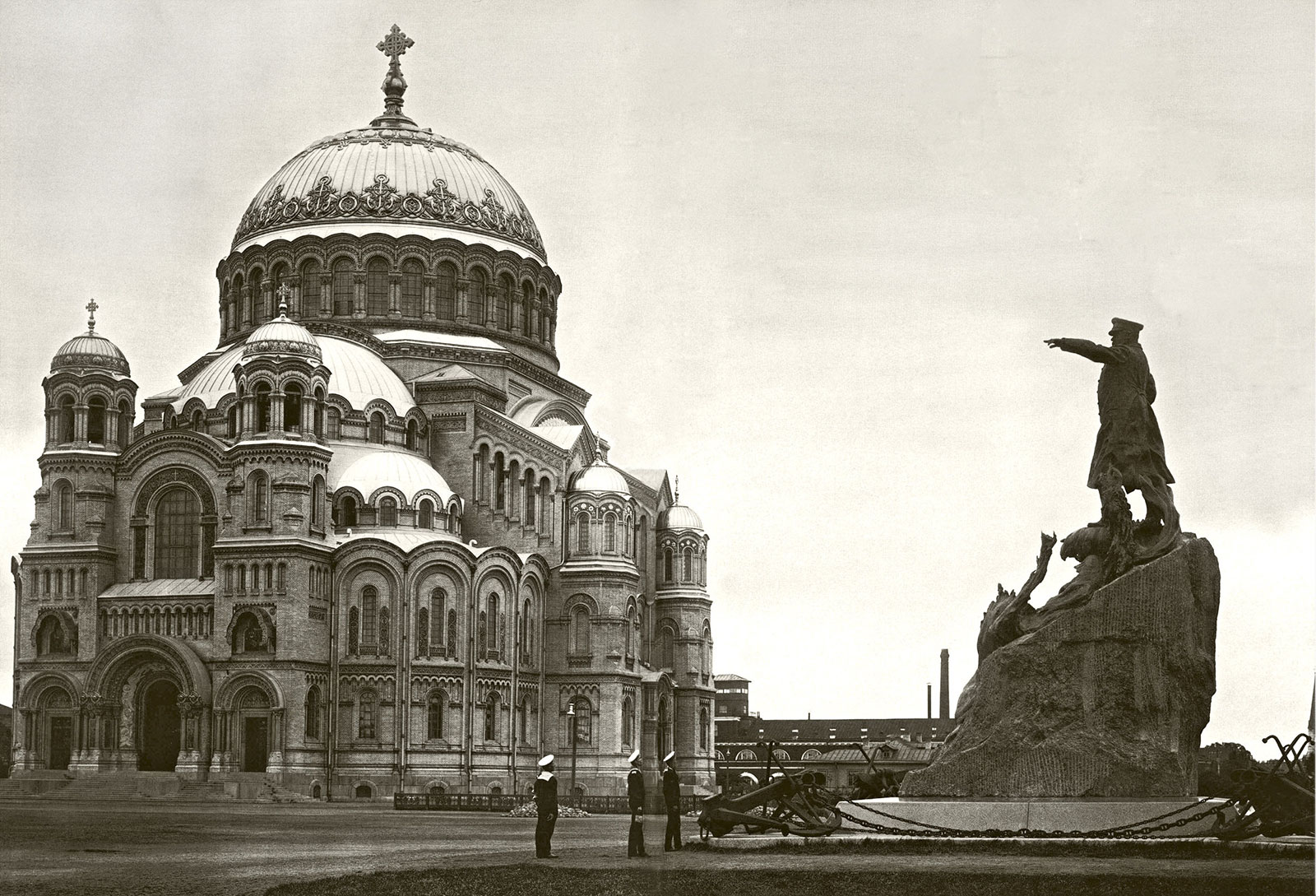 Морской собор и памятник вице-адмиралу С. О. Макарову, 1913 год, фотография К.Булла