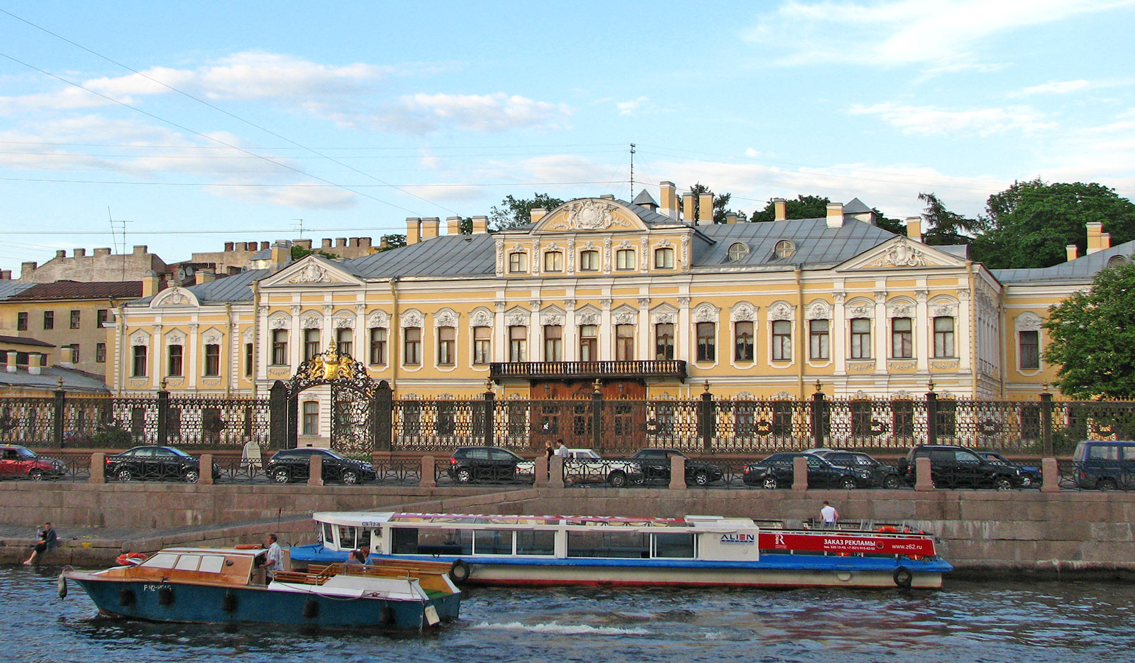 Главный фасад Шереметьевского дворца в Санкт-Петербурге